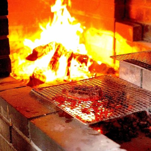 [Luxury 2 hours all-you-can-drink included] Kuroge Wagyu beef stewed in red wine, wood-fired grilled pork loin, and wood-fired grilled hamburgers are also available. 6,500