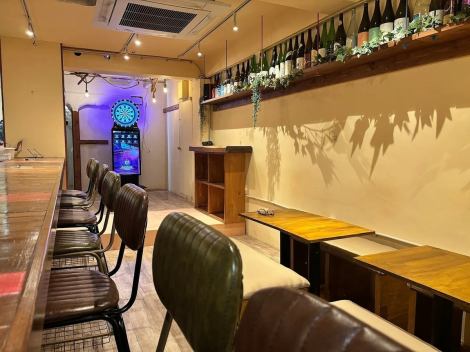 木の温かみを感じる店内にはカウンター席を完備。仕事帰りの一杯にもおすすめ◎会話を楽しみながらゆったりと寛げる空間です。思い思いのひとときをお過ごしください。