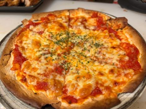 【とろ～りチーズがたまらない！】アツアツのピザ。おつまみにもぴったり♪