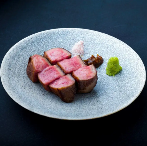 Tender red meat of Japanese black beef and luxurious charcoal-grilled fatty beef tongue