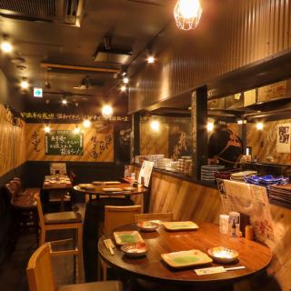 デートや仕事帰りのサク飲みなどにおすすめの2～3名様掛けのテーブル席は気軽に利用出来るお席です。当店自慢の“串焼き”や“串揚げ”をお好きなドリンクとご一緒にごゆっくりお楽しみください。