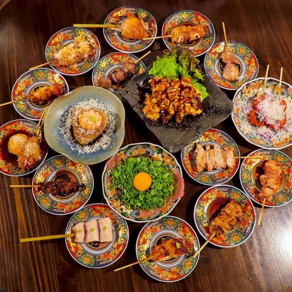 一徳島焼き鳥初のおまかせスタート一当店ではまず初めに、「おまかせスタイル」にて案内させていただいております。その日の最良の素材を、最適な火入れと順序でご提供することにより、一串一串を繋げひとつの“物語”として完結するよう設計しております。アレルギーや苦手な食材がございましたらお申し付けくださいませ。