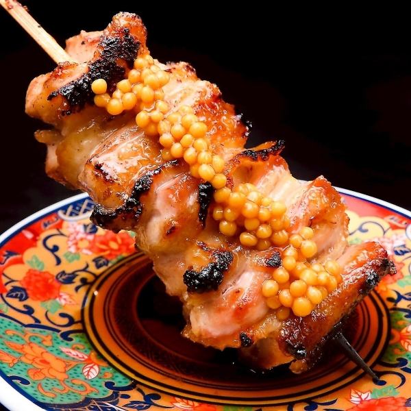 もも肉の中でも脂がのった希少部位“トロもも”は、濃厚な旨みととろける食感が際立つ、贅沢な一串!溢れ出す肉汁と、表面の香ばしさの対比が五感を刺激する、まさに鶏の真髄です。職人が1本1本丁寧に焼き上げご提供いたします。数に限りがありますので、ご来店の際はぜひご賞味あれ◎