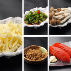 しめじ/トマト/チーズ/特製カレー粉/青唐辛子醤油漬け