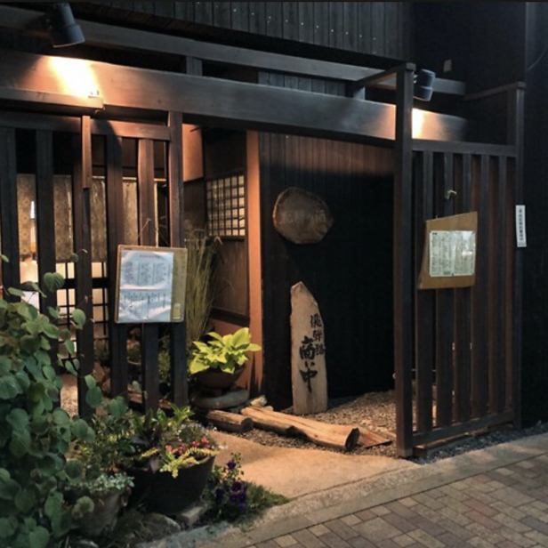 昭和な雰囲気のなかでお酒を楽しめます