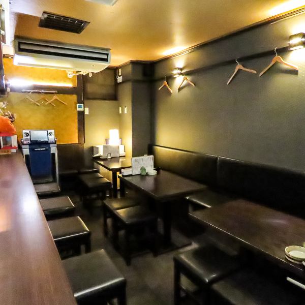 隠れ家のような落ち着いた雰囲気が魅力の当店◎格子戸を開けると、木のぬくもり溢れる和の空間が広がります。落ち着いた色合いの木を基調としているため、ゆったりとした心地よいひとときをお過ごしいただけます。照明も控えめで、大人の居酒屋という雰囲気が漂います。デートや大切な人との語らいの場にも最適です。