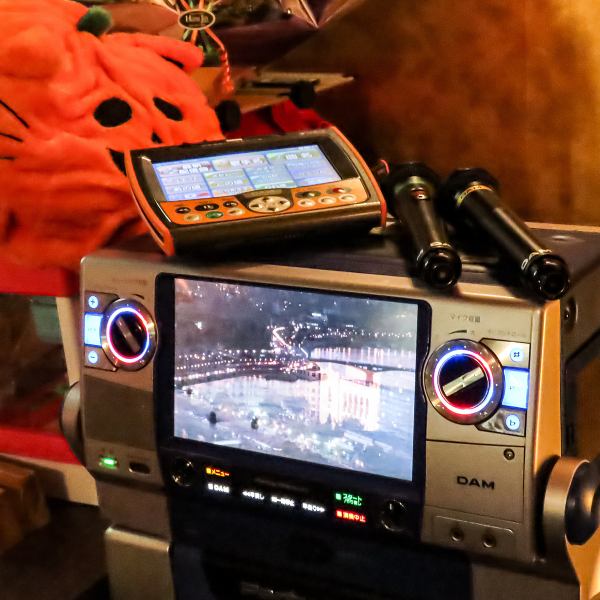 店内は全席喫煙可♪お一人様でも気軽に利用できるカウンター席と、少人数から大人数まで対応可能なテーブル席をご用意しております。カウンターでは、スタッフとの会話を楽しみながら、揚げたての串揚げを味わうことができます。テーブル席は各種飲み会や会食にぴったり。お客様のシーンに合わせてご利用ください！