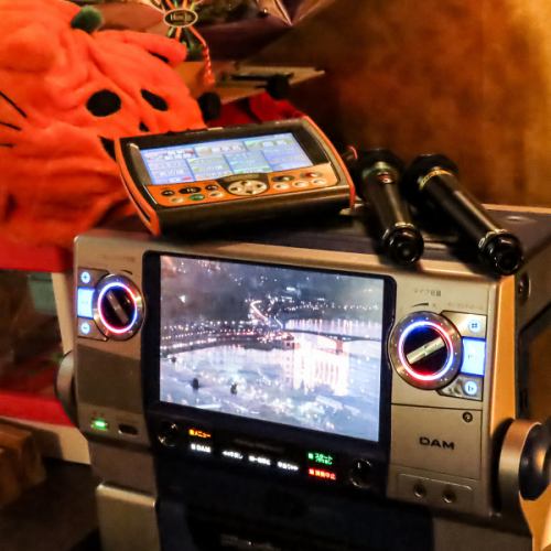 <p>店内は全席喫煙可♪お一人様でも気軽に利用できるカウンター席と、少人数から大人数まで対応可能なテーブル席をご用意しております。カウンターでは、スタッフとの会話を楽しみながら、揚げたての串揚げを味わうことができます。テーブル席は各種飲み会や会食にぴったり。お客様のシーンに合わせてご利用ください！</p>