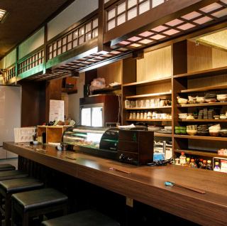 カウンター席6卓ございます。