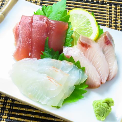 ≪鮮度に自信あり≫新鮮な魚介を贅沢に盛り合わせ、海の恵みを堪能できる◆刺身3種盛り1,500円(税込)