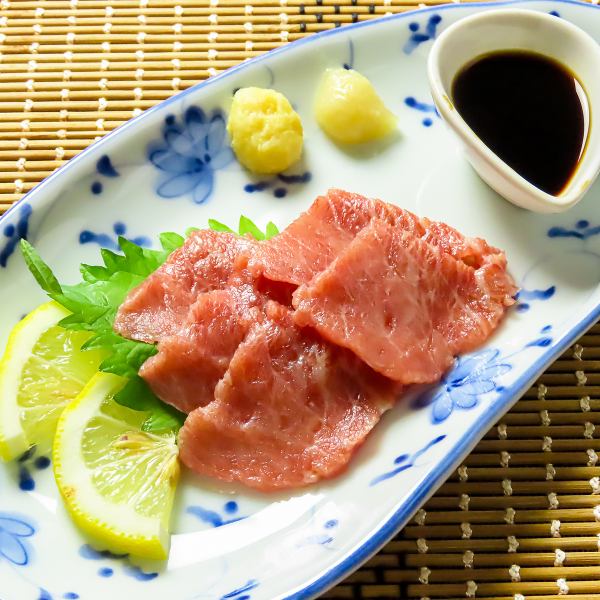 ≪熊本から仕入れる≫旨みが凝縮された赤身を贅沢に味わえる、特別な一皿◆馬刺し赤身980円(税込)