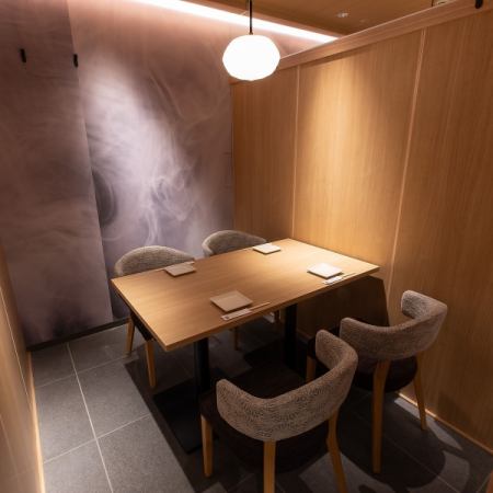 【4名様用 テーブル席】スタイリッシュな和モダン調の店内。落ち着いた雰囲気の中で大切な方との特別なひとときをお楽しみいただけます。ゆったりとお過ごしいただける少人数向け個室はデートにおすすめです！※画像はイメージです。