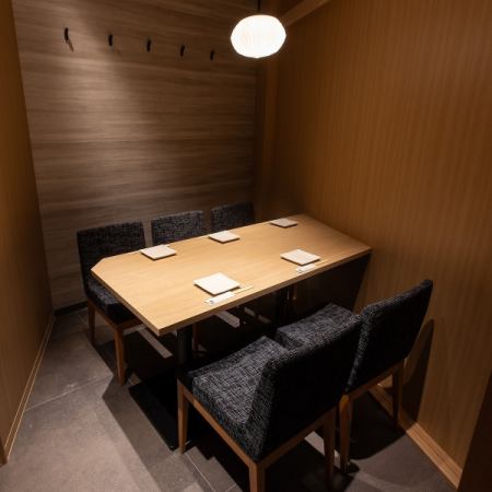 【5名様用 テーブル席】当店は全席個室席でご案内しております。プライバシーを大切にしたご利用が可能です。品川での接待や顔合わせ、友人同士の飲み会にオススメです♪当店自慢の料理や銘酒を堪能しつつ、ゆったりとお寛ぎくださいませ。※画像はイメージです。