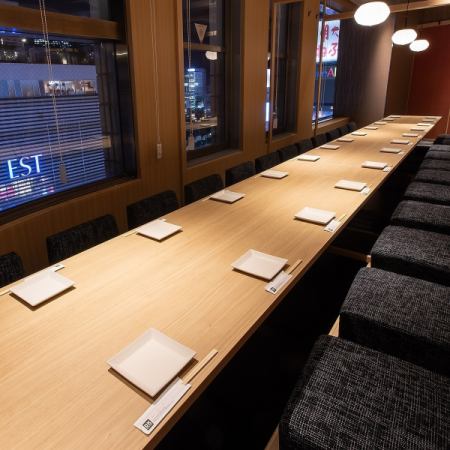 【24名様用 掘りごたつ席】会社宴会などの大人数宴会にもおすすめの掘りごたつ席をご用意しております。正座が苦手な方でも安心の足を伸ばしてゆったり寛げるお席です。飲み放題付のご宴会コースも多彩にご用意しております！ぜひご利用ください。※画像はイメージです。