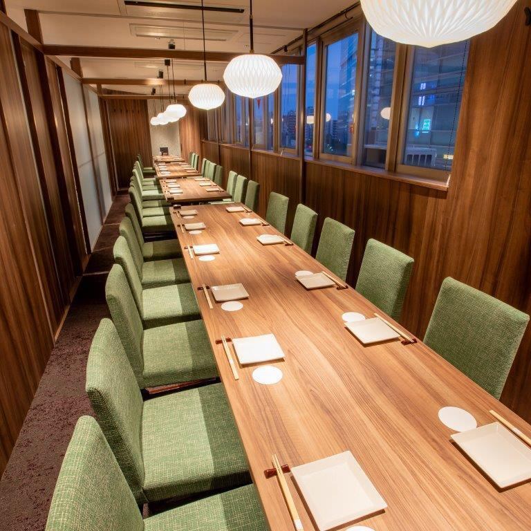 落ち着いた和モダンな店内。人数等ご相談下さい