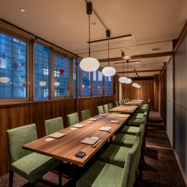 落ち着いた和の空間で楽しむディナーに。「あたらよ」は、夜が明けてしまうのを惜しむほどの特別なひとときを指します。洗練された空間で、こだわりの出汁料理と素材を活かした炭火焼きを是非ご堪能ください。飲み会や宴会、同窓会などのお集まりにもお勧めです。