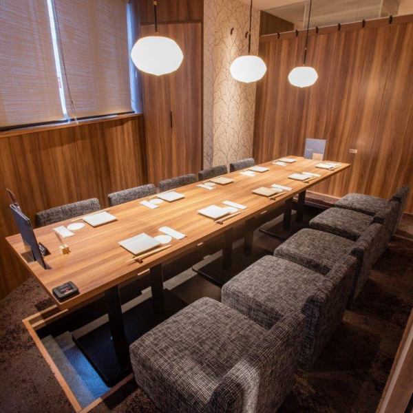 『あたらよ 品川駅前店』はJR品川駅より徒歩2分の好立地。和モダン調な洗練された店内で寛ぎのひと時をお過ごしいただけます。2時間飲み放題付きのご宴会コースも多彩にご用意しております◎ご希望の個室がございましたら、ご予約時にお伝えください。