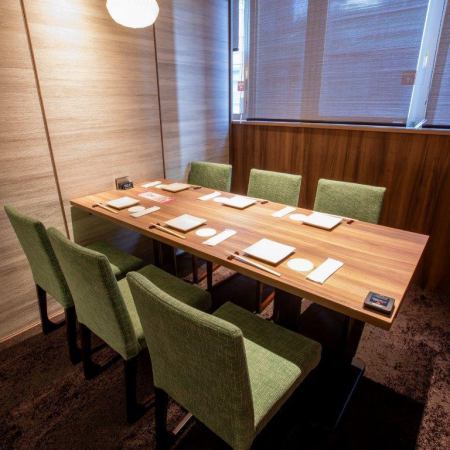 【最大54名様までのご宴会可能】和モダンな内装で落ち着いた店内。テーブル席や掘りごたつ席をご用意しており、お客様のご要望に合わせてお席にご案内いたします。JR品川駅より徒歩2分と、交通アクセスも非常に良いお店ですので、大人数宴会の際には是非ご利用ください◎
