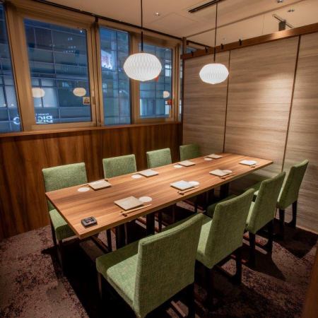 【8名様用 テーブル席】スタイリッシュな和モダン調の店内。落ち着いた雰囲気の中で大切な方との特別なひとときをお楽しみいただけます。ゆったりとお過ごしいただける個室は女子会などの各種宴会にもおすすめです！