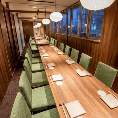 【最大54名様までのご宴会可能】小人数様から大人数様まで様々なシーンに対応しております。お料理やお酒を心ゆくまで楽しんでいただける空間となっておりますので、是非お席のこだわりを感じながら、至福の時間をお過ごしください。