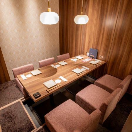 【6名様用 掘りごたつ席】足が疲れにくい寛ぎ空間の掘りごたつ個室席をご用意しております。ママ会やご親戚の集まりのご利用にもおすすめのお席です。お得なご宴会コースもご用意しております。品川でのお食事会なら当店にお任せ下さい。