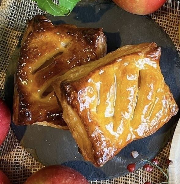 A takeout shop specializing in handmade apple pies made with Hokkaido ingredients!