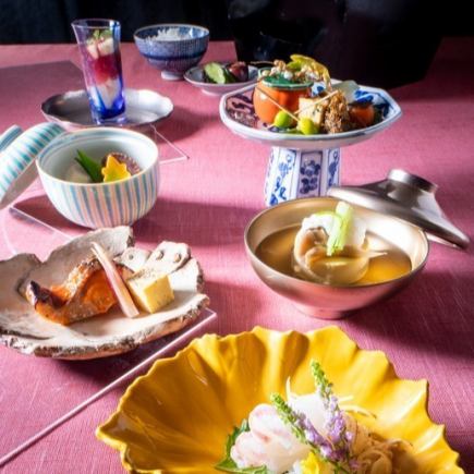 Hana Kaiseki Private rooms cannot be reserved on Saturdays, Sundays, and public holidays.