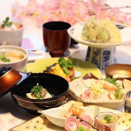 Hana Kaiseki Private rooms cannot be reserved on Saturdays, Sundays, and public holidays.