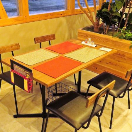 4 인용 테이블 좌석입니다.소규모의 이용에는 꼭 ◎ 자랑의 피자와 파스타 등 정통 이탈리안을 천천히 즐기세요.