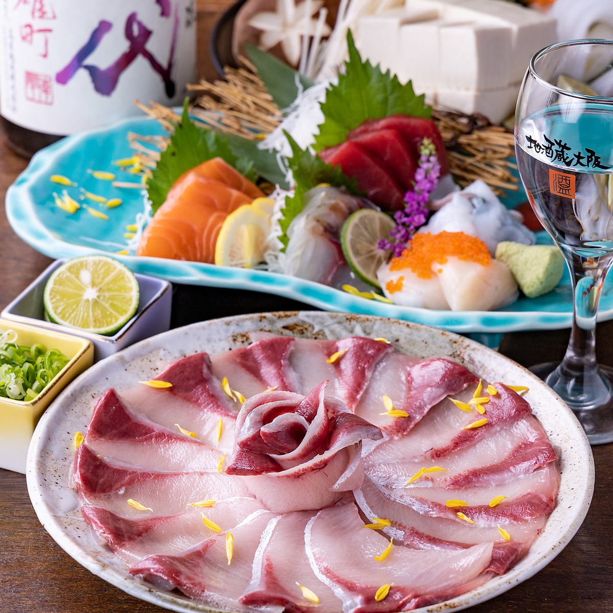 Enjoy seasonal ingredients in a hot pot course including yellowtail shabu-shabu from 3,500 yen