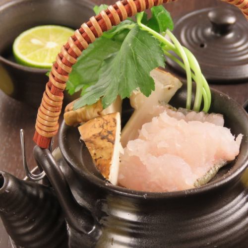 在煲中蒸熟的海鳗和松茸蘑菇