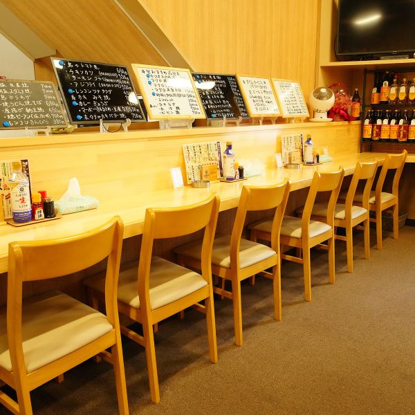 お1人様も大歓迎な木の温もり溢れるカウンター席もご用意しております。調理風景やスタッフとの会話もごゆっくりとお楽しみいただけます！仕事終わりの一杯やデート、女子会での利用など、様々なシーンでご利用ください！