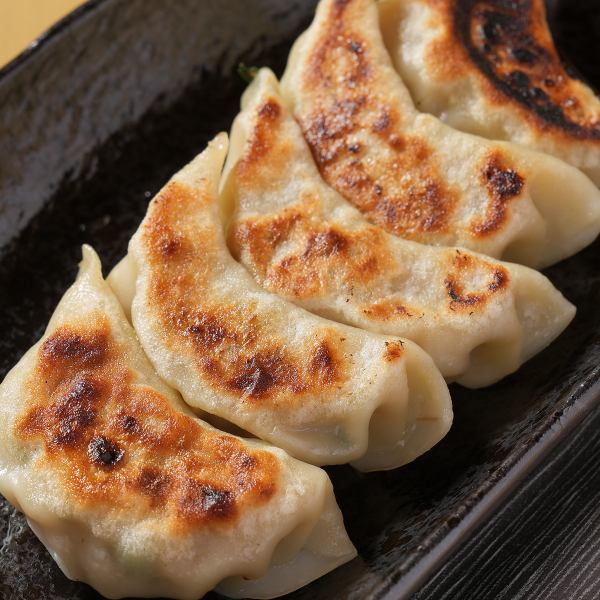 名物のレンコン餃子は当店に来たらご賞味いただきたい一品！