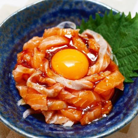 サーモン麺ユッケ