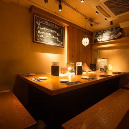 You can relax and enjoy dishes and sake at L-shaped table seat.