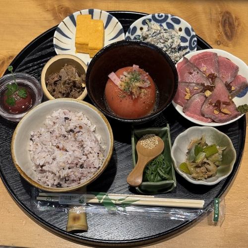 A multi-dish meal of stewed beef and chazuke