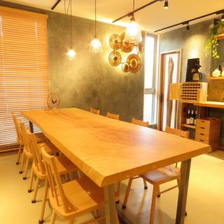 A large table where you can sit freely.Please feel free to visit us alone.This table uses a 300-year-old Tochinoki tree ♪