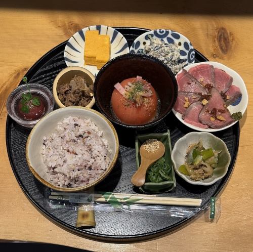 Beef Shigure-ni Chazuke (rice with tea) and a variety of side dishes