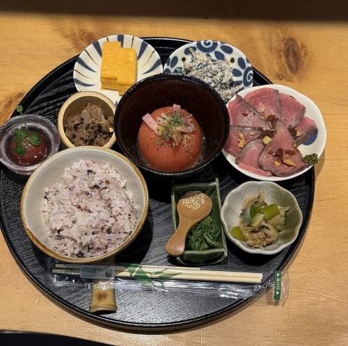 牛肉时雨茶泡饭配各种小菜 ◆ 1,700日元（含税）