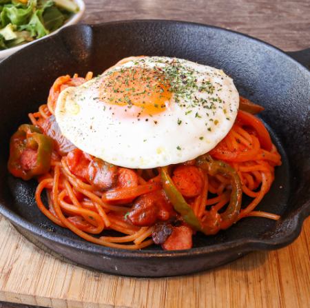 鉄板焼きナポリタン（サラダ付き）