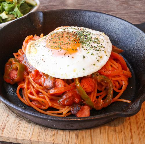 鉄板焼きナポリタン（サラダ付き）