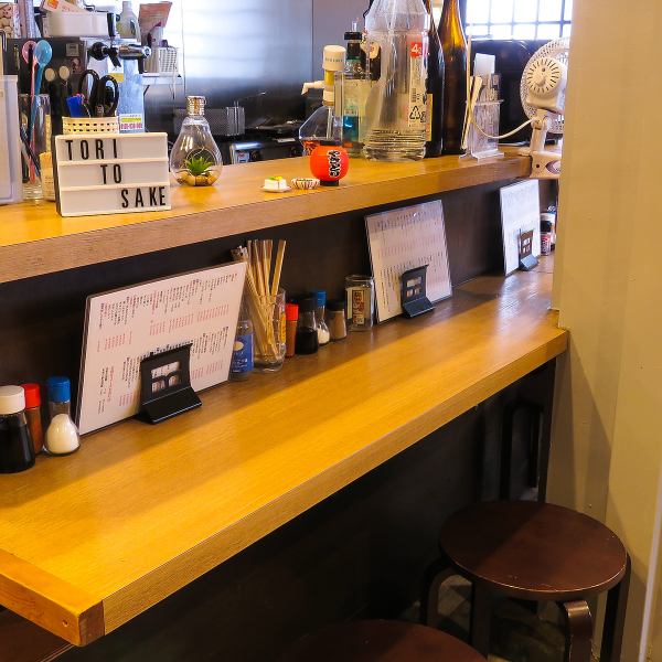 The counter seats are perfect for drinking alone.Please feel free to drop by for a drink after work!