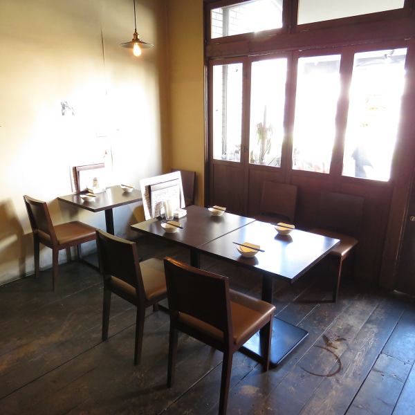 [Small banquets available] We have 6 tables for 4 people that can accommodate 2 or more people.The tables can be connected to accommodate up to 24 people.This is a place where you can have fun with your friends, or relax with your family, so please come and have a good time.