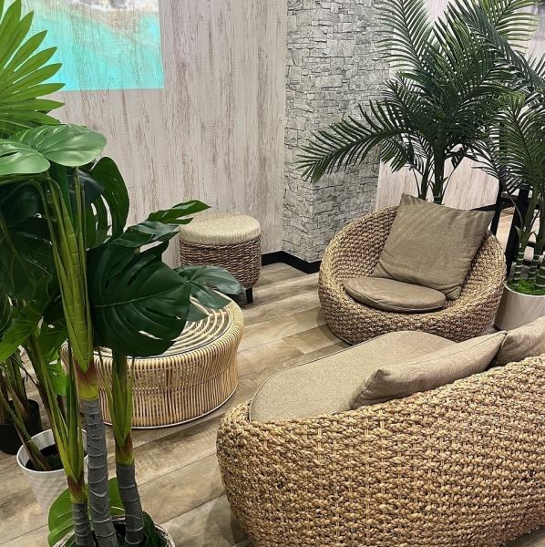 [◆Hawaiian Taste◆] Step through the entrance marked by a surfboard and you'll find yourself surrounded by a Hawaiian and tropical atmosphere! The atmosphere makes you feel like you've traveled abroad, even while in Japan, and is a big hit with female customers. You can come alone to enjoy drinks and food, or we welcome small or large groups to join us for banquets and drinking parties on our sofas or at our tables!