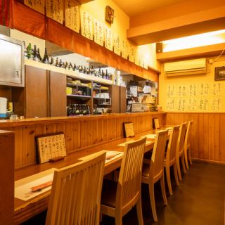 カウンター1名様×6席でございます。店内の雰囲気を満喫いただけるカウンター席をご用意。心地よいお時間をお過ごしいただけます。