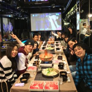 ５F　貸し切り宴会（パーティー）フロアでは、プロジェクタ、カラオケ設備、楽器の無料レンタル（ドラム、ベース、ギター、電子ピアノ）。（５Fでお食事ありのコースの場合最大40名様まで、カラオケだけお利用は50名様まで）。対面する人同士の飛沫感染を防ぐため、全席にアクリル板を設置しております。
