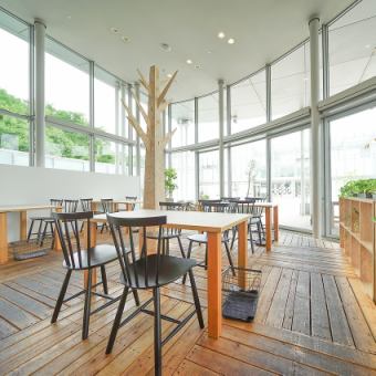 テーブルはお繋ぎすることも可能です。ガラス張りの窓からは外の景色を見ることができ、開放的な雰囲気の中お食事をお愉しみいただけます。