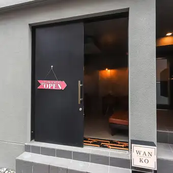 最大20名様までの貸切宴会も承っております。周りを気にせず、仲間内だけで盛り上がるプライベートなパーティーに最適。TVやプロジェクターも完備しており、映像を使った演出も可能です。