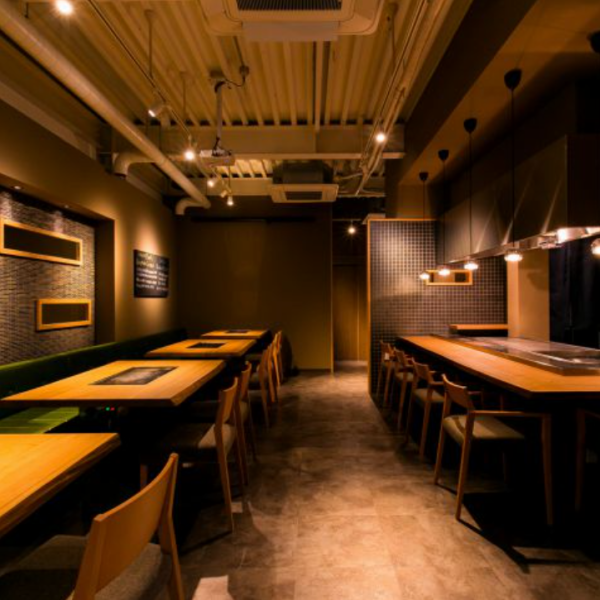 店内灯光柔和，氛围宁静，除了桌椅和吧台座位外，还设有包间。我们还可以为 20 人或以上的团体提供私人预订，因此请用它来举办时尚的派对和聚会！