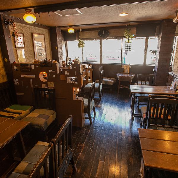 明るくアットホームな雰囲気の店内には、カウンター席とテーブル席をご用意しております！休憩時間のランチから、ご家族、ご友人とのお食事、仲間内でのご宴会まで、さまざまなシーンでご利用ください♪ ママ会、女子会でのご利用も大歓迎